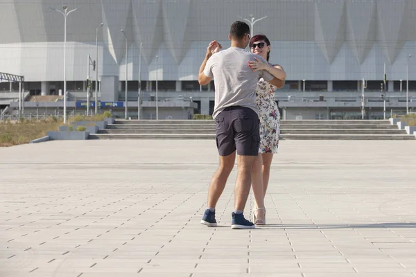 Genç çift Caribbean Salsa dansları. Sosyal etkinlik kavramı.