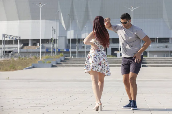 Genç çift Caribbean Salsa dansları. Sosyal etkinlik kavramı.