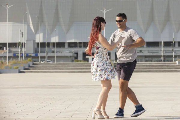 Genç çift Caribbean Salsa dansları. Sosyal etkinlik kavramı.