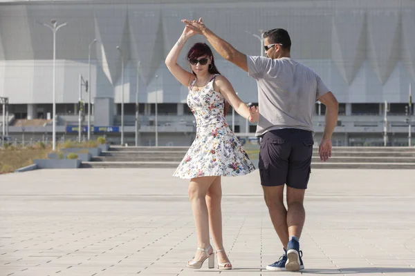 年轻夫妇跳舞加勒比萨尔萨。社会活动概念. — 图库照片