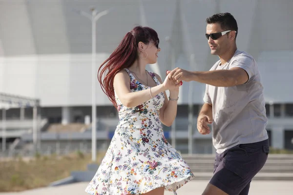 年轻夫妇跳舞加勒比萨尔萨。社会活动概念. — 图库照片
