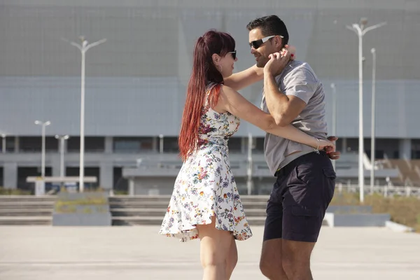 Um jovem casal de instrutores de dança ensinando salsa e bachata — Fotografia de Stock