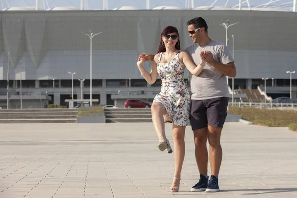 Salsa ve bachata öğreten dans eğitmenleri genç bir çift