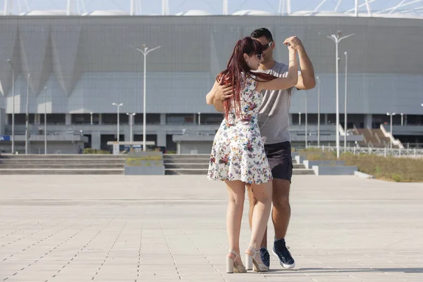 Um jovem casal de instrutores de dança ensinando salsa e bachata — Fotografia de Stock