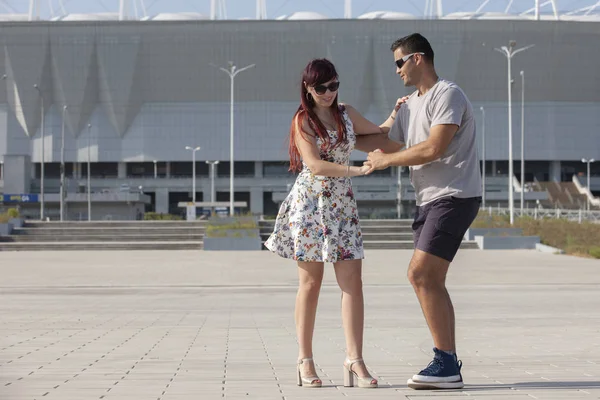 Um jovem casal de instrutores de dança ensinando salsa e bachata — Fotografia de Stock