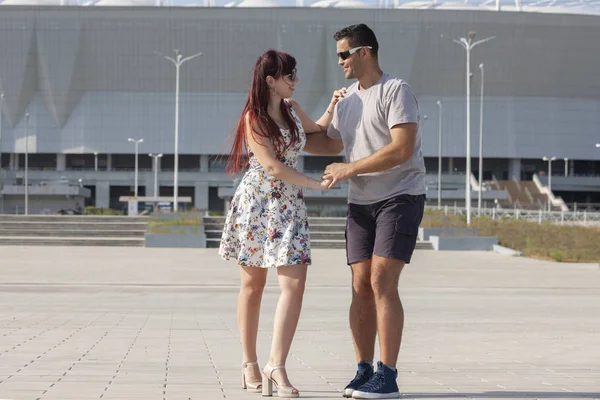 Salsa ve bachata öğreten dans eğitmenleri genç bir çift