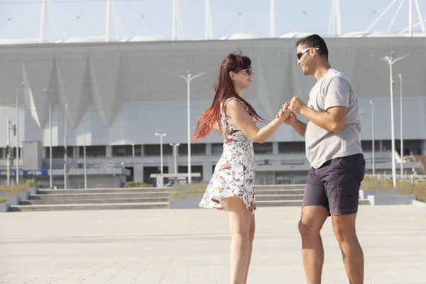 Salsa ve bachata öğreten dans eğitmenleri genç bir çift