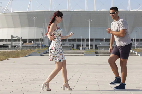 Casal de rua dançarinos realizando dança tango argentino — Fotografia de Stock