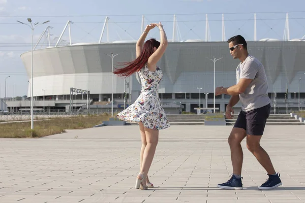 街头情侣舞者表演阿根廷探戈舞 — 图库照片