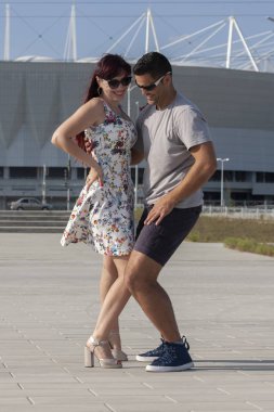 genç bir çift karşı kentsel peyzaj Latino dans dans.