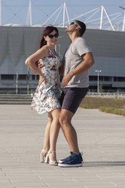 genç bir çift karşı kentsel peyzaj Latino dans dans.