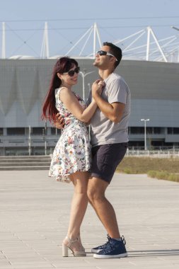 genç bir çift karşı kentsel peyzaj Latino dans dans.