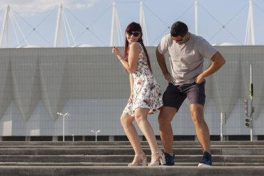 genç bir çift karşı kentsel peyzaj Latino dans dans.