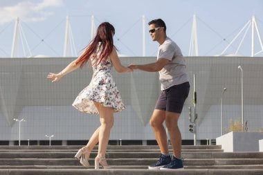 genç bir çift karşı kentsel peyzaj Latino dans dans.
