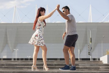 genç bir çift karşı kentsel peyzaj Latino dans dans.