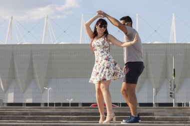 genç bir çift karşı kentsel peyzaj Latino dans dans.