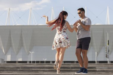genç bir çift karşı kentsel peyzaj Latino dans dans.