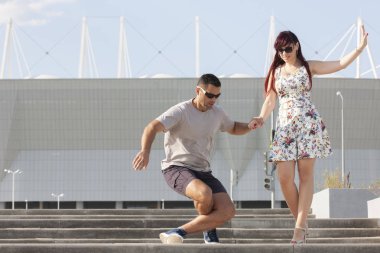 genç bir çift karşı kentsel peyzaj Latino dans dans.