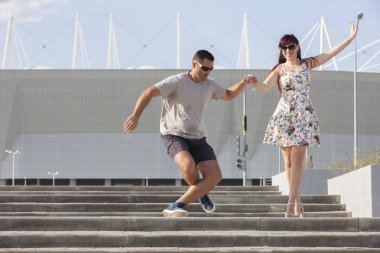 genç bir çift karşı kentsel peyzaj Latino dans dans.