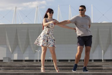 genç bir çift karşı kentsel peyzaj Latino dans dans.