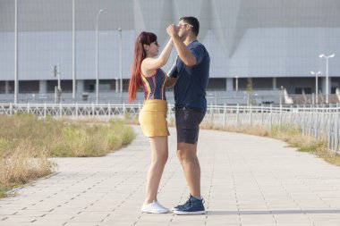 genç bir çift karşı kentsel peyzaj Latino dans dans.