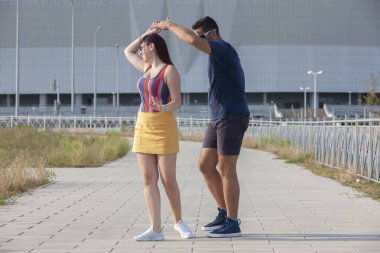 genç bir çift karşı kentsel peyzaj Latino dans dans.