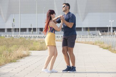 genç bir çift karşı kentsel peyzaj Latino dans dans.
