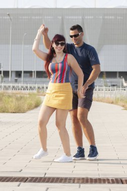 Gün batımında dans eden çift salsa brazilian zouk. Aşıklar, dans partnerleri dönüyor, latin festivali dans konsepti.