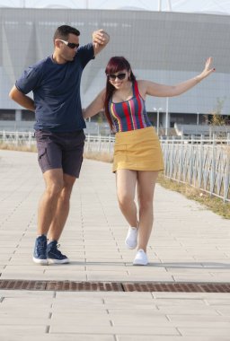 Gün batımında dans eden çift salsa brazilian zouk. Aşıklar, dans partnerleri dönüyor, latin festivali dans konsepti.