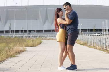 Gün batımında dans eden çift salsa brazilian zouk. Aşıklar, dans partnerleri dönüyor, latin festivali dans konsepti.
