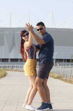 Gün batımında dans eden çift salsa brazilian zouk. Aşıklar, dans partnerleri dönüyor, latin festivali dans konsepti.