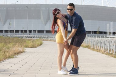 Gün batımında dans eden çift salsa brazilian zouk. Aşıklar, dans partnerleri dönüyor, latin festivali dans konsepti.