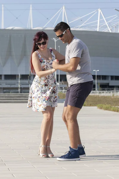 genç bir çift karşı kentsel peyzaj Latino dans dans.