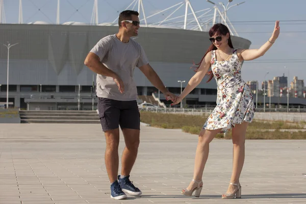 genç bir çift karşı kentsel peyzaj Latino dans dans.