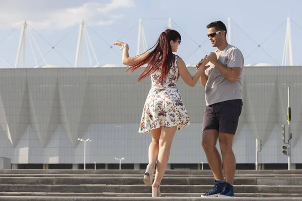 genç bir çift karşı kentsel peyzaj Latino dans dans.