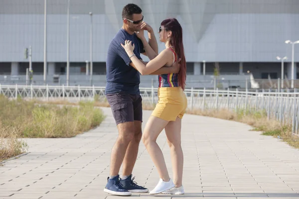 genç bir çift karşı kentsel peyzaj Latino dans dans.