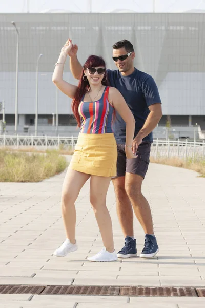 Gün batımında dans eden çift salsa brazilian zouk. Aşıklar, dans partnerleri dönüyor, latin festivali dans konsepti.