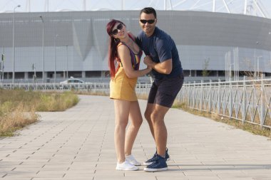 Gün batımında dans eden çift salsa brazilian zouk. Aşıklar, dans partnerleri dönüyor, latin festivali dans konsepti.
