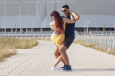 Gün batımında dans eden çift salsa brazilian zouk. Aşıklar, dans partnerleri dönüyor, latin festivali dans konsepti.