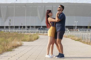 Gün batımında dans eden çift salsa brazilian zouk. Aşıklar, dans partnerleri dönüyor, latin festivali dans konsepti.