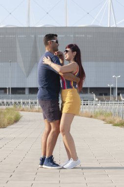 Gün batımında dans eden çift salsa brazilian zouk. Aşıklar, dans partnerleri dönüyor, latin festivali dans konsepti.