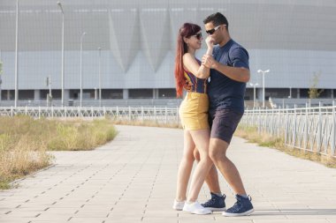 Gün batımında dans eden çift salsa brazilian zouk. Aşıklar, dans partnerleri dönüyor, latin festivali dans konsepti.