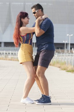 Gün batımında dans eden çift salsa brazilian zouk. Aşıklar, dans partnerleri dönüyor, latin festivali dans konsepti.