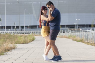 genç bir çift karşı kentsel peyzaj Latino dans dans.