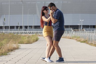 genç bir çift karşı kentsel peyzaj Latino dans dans.