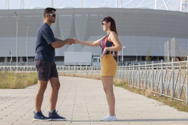 genç bir çift karşı kentsel peyzaj Latino dans dans.