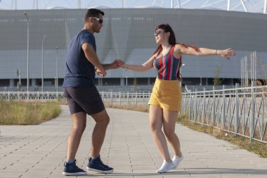 genç bir çift karşı kentsel peyzaj Latino dans dans.