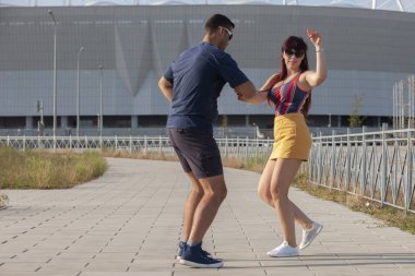 genç bir çift karşı kentsel peyzaj Latino dans dans.