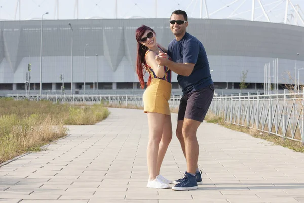 Gün batımında dans eden çift salsa brazilian zouk. Aşıklar, dans partnerleri dönüyor, latin festivali dans konsepti.