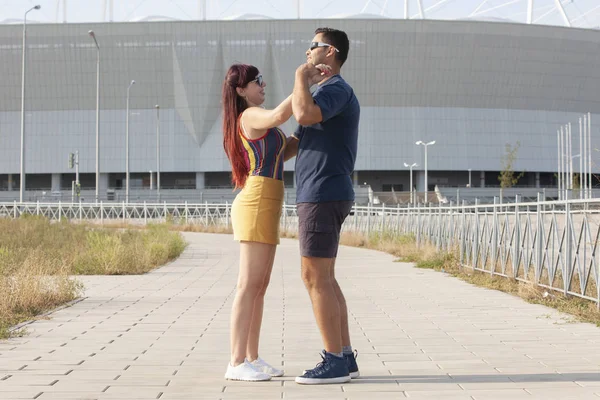 Casal dançando ao pôr-do-sol salsa zouk brasileiro. Amantes, parceiros de dança girando, conceito de dança do festival latino . — Fotografia de Stock